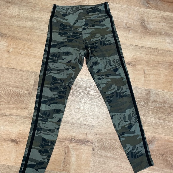 FREE w/ purchase! Express One Eleven camo leggings - Picture 3 of 6